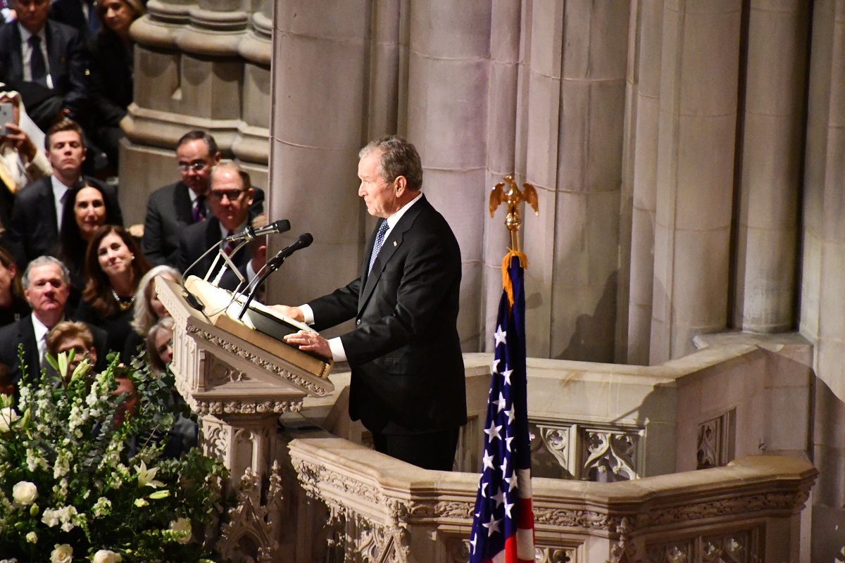 Georg W Bush delivering eulogy for his father