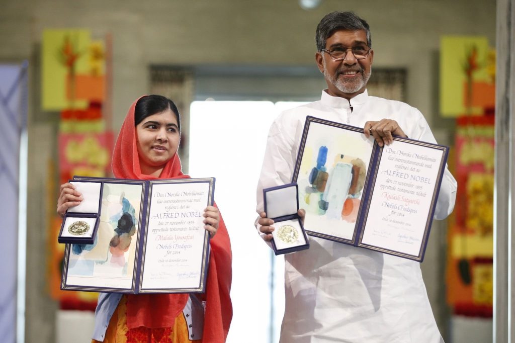 Kailash Satyarthi (R) and Malala Yousafzai  accept Noble laureate awards