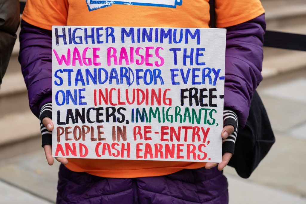 Persuasive speech topic: Raise the minimum wage, yay or nay?